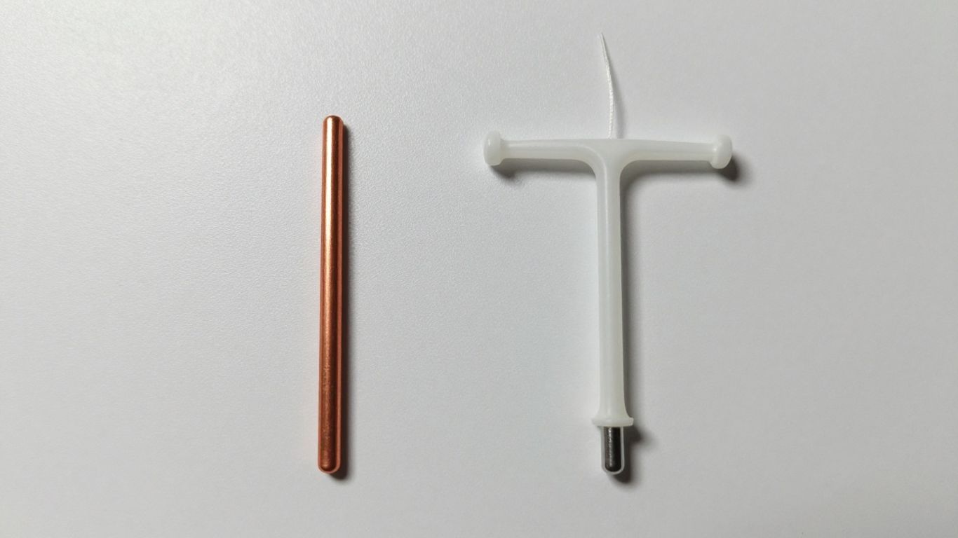 Comparação visual entre DIU de cobre e DIU Mirena.